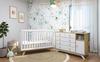 חדר תינוק סוהו עם שידה רחבה במיוחד ובמראה לבן משולב עץ