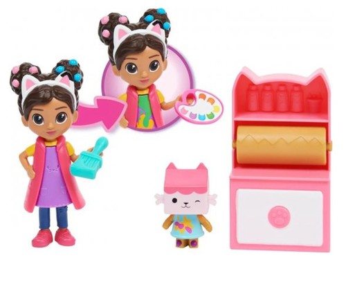 סט משחק עם דמות גבי מבית הבובות ודמות של חתול דניאל ג'יימס בחדר מוסיקה עם אביזרים