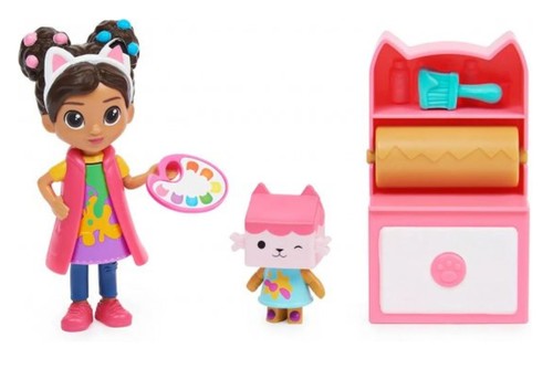 סט משחק עם דמות גבי מבית הבובות ודמות של חתול דניאל ג'יימס בחדר מוסיקה עם אביזרים