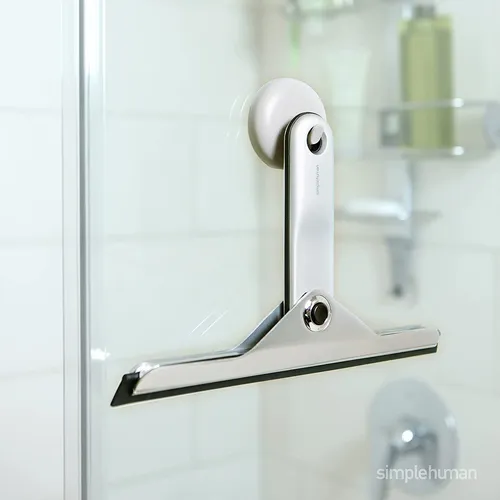 מגב מתקפל למקלחון simplehuman מתוך קולקציית אביזרים למקלחון (מבט ארגונומי) - פתרון פונקציונלי ואסתטי לארגון הבית