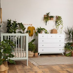 חדר תינוק קורל במראה מודרני דקורטיבי - לבן ומרווה (ירוק אפרפר)