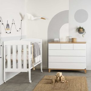 חדר תינוק ארט במראה קלאסי מודרני - לבן בשילוב אלון אדום