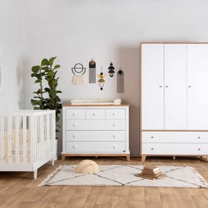 חדר תינוק קורן בקווים ישרים עם מיטת תינוק שהופכת למיטת מעבר - לבן עם נגיעות עץ טבעי 