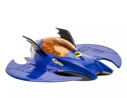 מטוס העטלף של באטמן עם כנפיים מתקפלות, צבת קדמי וחלון תא נהג נפתח 