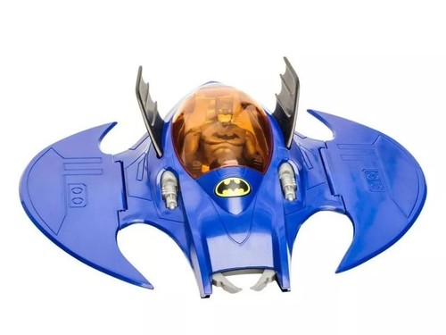 מטוס העטלף של באטמן עם כנפיים מתקפלות, צבת קדמי וחלון תא נהג נפתח 