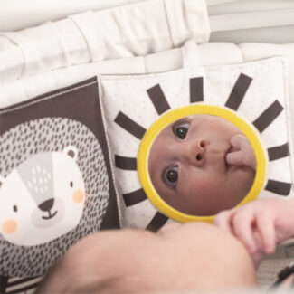 ספר עגלה / מיטה דו-צדדי שחור לבן עם מראה ובובה מרשרשת - סוואנה