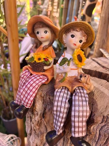 זוג בובות  יושבות מדף