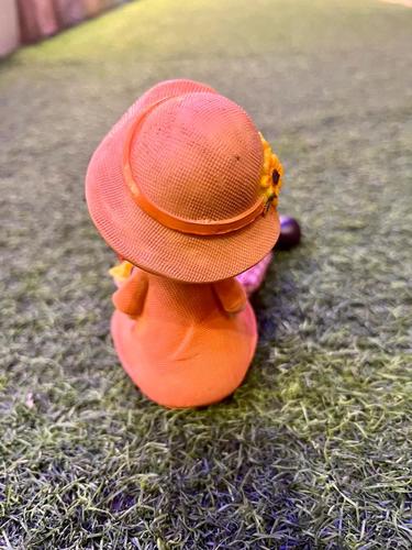 זוג בובות  יושבות מדף