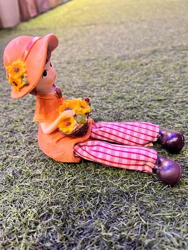 זוג בובות  יושבות מדף