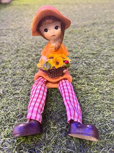 זוג בובות  יושבות מדף