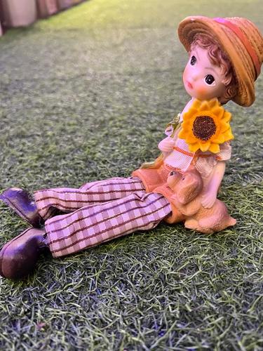 זוג בובות  יושבות מדף