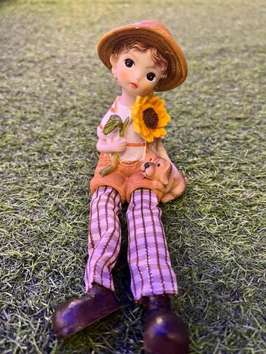 זוג בובות  יושבות מדף