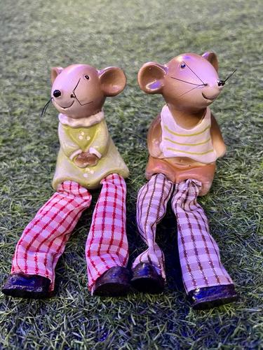 זוג עכברים בובות ישיבה