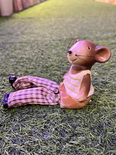 זוג עכברים בובות ישיבה