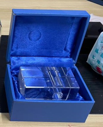 עט פרקר יוקרתי עם מעמד קריסטל