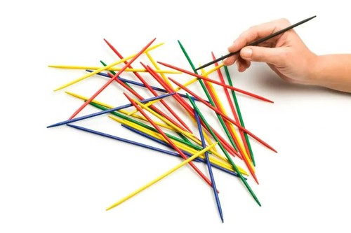 משחק דוקים קלאסי בקופסת פח נוחה לאחסון 