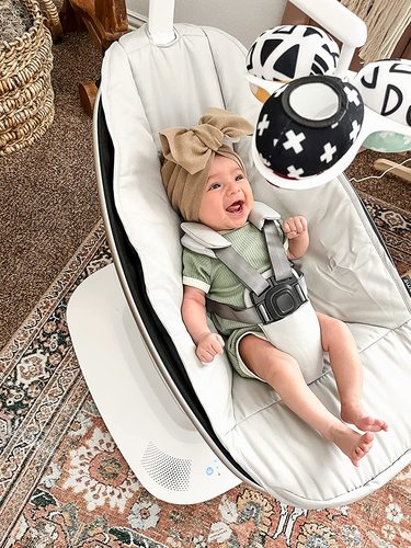 ממרו mamaroo מפוארת צבע אפור - דגם 5.0 נדנדה לתינוק בטכנולוגיה מתקדמת, אפשרות חיבור לבלוטוס, עם 5 תנועות נדנוד יחודיות.