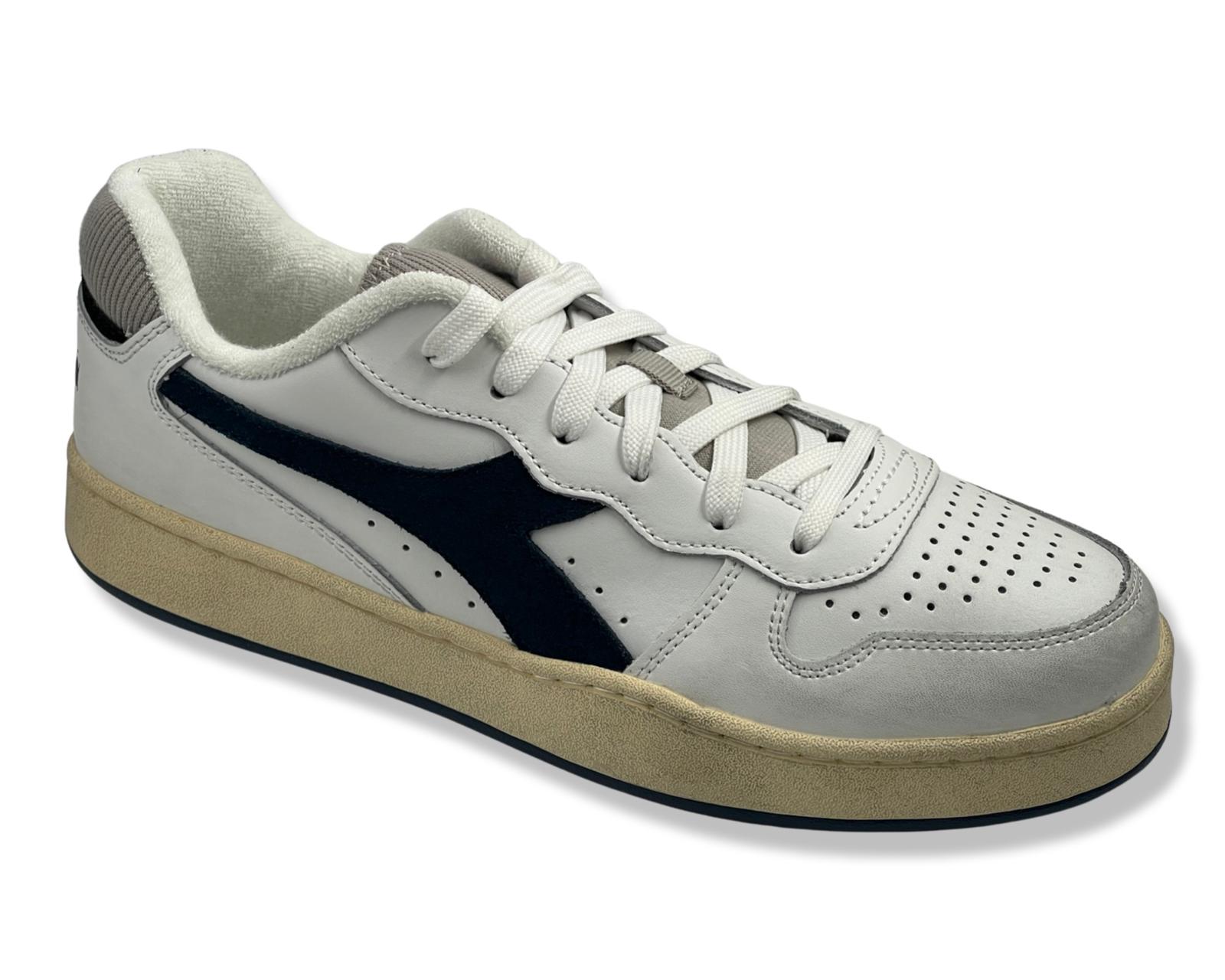 סניקרס אופנתיות לנוער מעור 36-41 Diadora MI Basket בצבע לבן עם לוגו כחול WC5161WHT