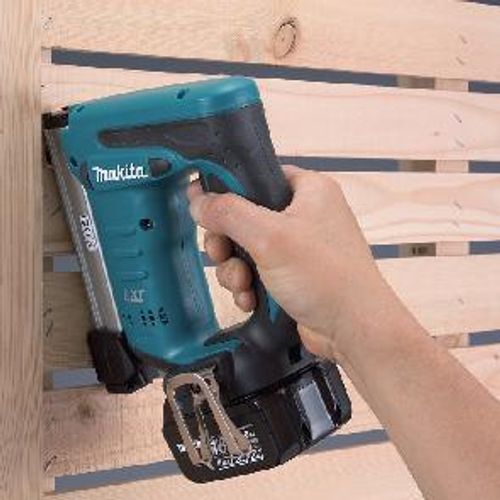 אקדח סיכות DST221 18V מתוצרת Makita - גוף בלבד