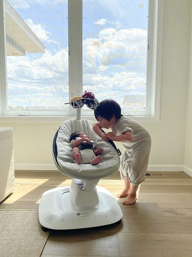 ממרו mamaroo מפוארת צבע שחור - דגם 5.0 נדנדה לתינוק בטכנולוגיה מתקדמת, אפשרות חיבור לבלוטוס, עם 5 תנועות נדנוד יחודיות.