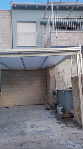 פרגולת אלומיניום הייטק פרימיום סנפל חצי שקופה בגוונים שונים . הגנה מפני מים ושמש ויופי בלי סוף . מפרט טכני בתחתית הדף