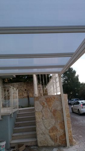 פרגולת אלומיניום הייטק פרימיום סנפל חצי שקופה בגוונים שונים . הגנה מפני מים ושמש ויופי בלי סוף . מפרט טכני בתחתית הדף