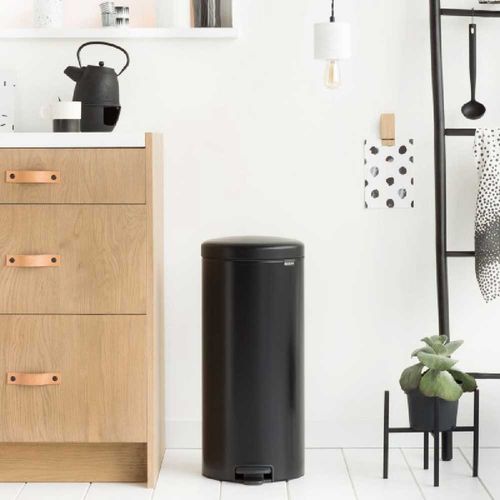 פח פדל 30 ליטר NewIcon - שחור מט Brabantia