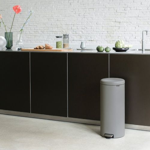 פח פדל 30 ליטר NewIcon - אפור בטון מינרלי Brabantia