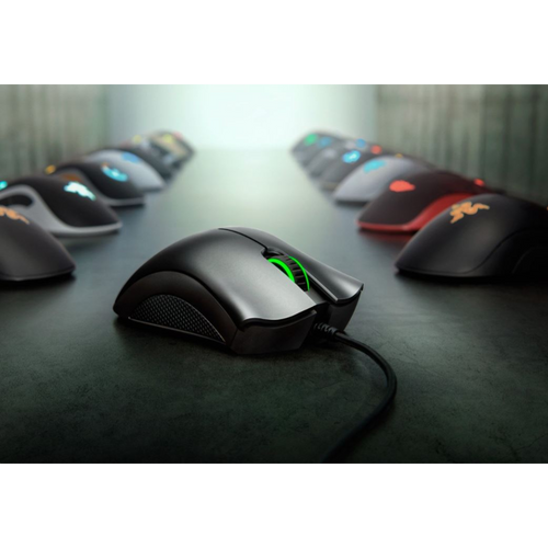 עכבר גיימינג Razer DeathAdder Essential בשימוש על שולחן גיימינג