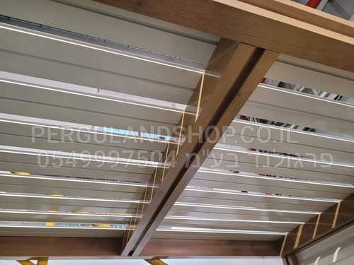 פרגולות אלומיניום מדגם : ROYAL CROWN LED הצללה שטוחה מראה פסים של 4+4 ס