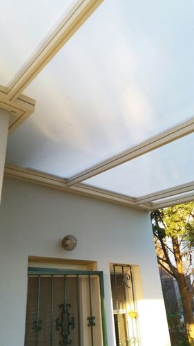 פרגולת אלומיניום הייטק פרימיום סנפל חצי שקופה בגוונים שונים . הגנה מפני מים ושמש ויופי בלי סוף . מפרט טכני בתחתית הדף