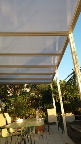 פרגולת אלומיניום הייטק פרימיום סנפל חצי שקופה בגוונים שונים . הגנה מפני מים ושמש ויופי בלי סוף . מפרט טכני בתחתית הדף