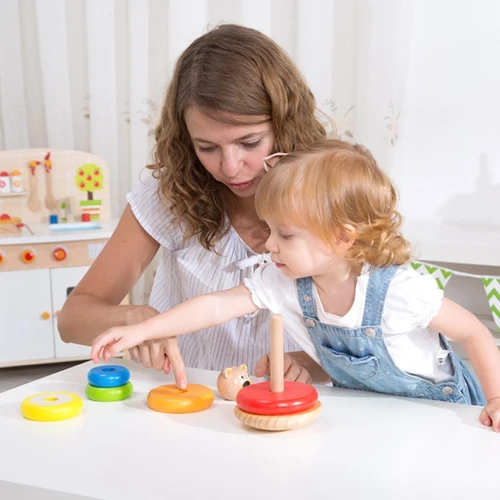 מגדל טבעות עץ עם ראש דובי לפעוטות מגילאי שנה 