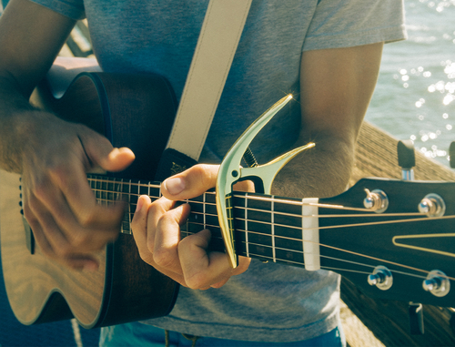 קאפו צבע כסף Ernie Ball Axis Dual Radius Capo Silver