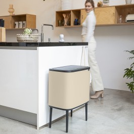 פח אשפה למטבח BO טאץ 36 ליטר, בז' עדין Brabantia