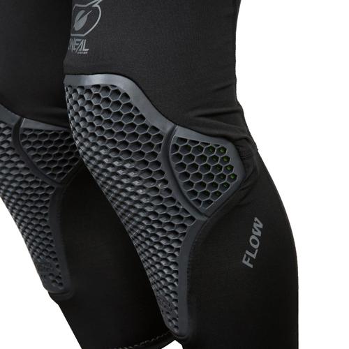 מגני ברכיים אוניל FLOW KNEE GUARD בצבע אפור עם שרוול לייקרה וטכנולוגיית ג'ל IPX, כוללים חור אוורור אחורי לנוחות מקסימלית ברכיבה