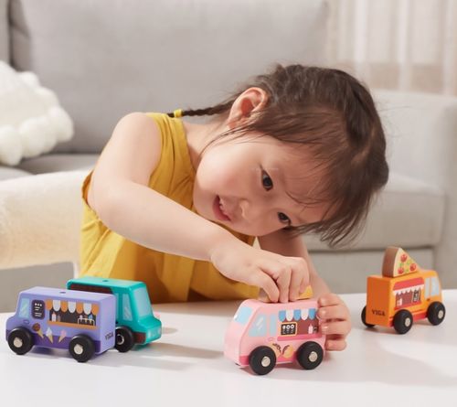 סט 4 משאיות אוכל מעץ מלא עם גלגלים מסתובבים - פיצה, קפה, גלידה ודונאטס