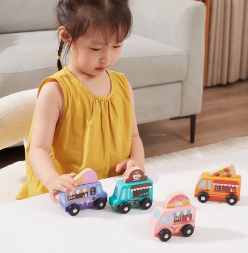 סט 4 משאיות אוכל מעץ מלא עם גלגלים מסתובבים - פיצה, קפה, גלידה ודונאטס