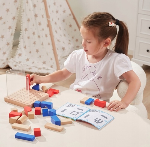 משחק בנייה תלת מימדי מעץ מלא עם 26 קוביות, מעמד עץ, 2 לוחות שקופים וחוברת מודלים