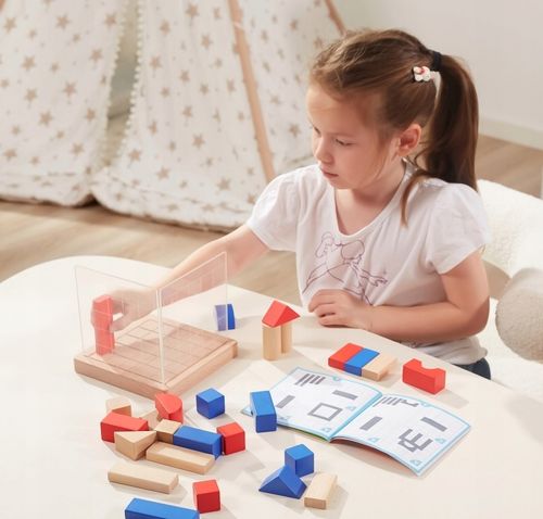 משחק בנייה תלת מימדי מעץ מלא עם 26 קוביות, מעמד עץ, 2 לוחות שקופים וחוברת מודלים