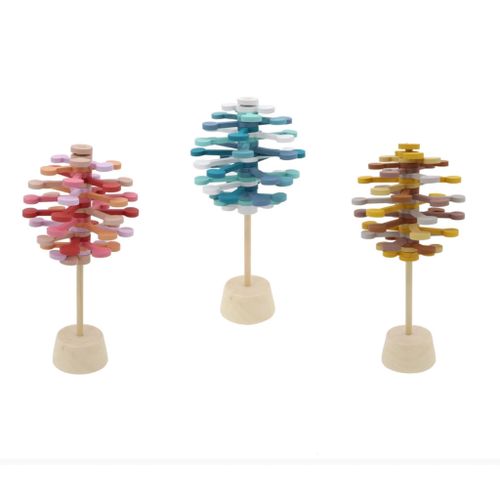 סוכריה מסתחררת מעץ בגוונים של צהוב