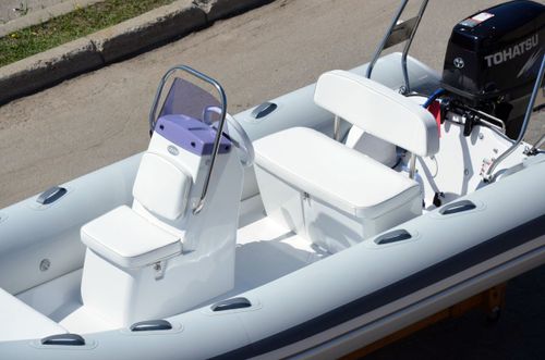 סירה מתנפחת חצי קשיחה RIB (פיברגלס) עם מנוע YAMAHA F30 הגה ומושבים  GRAND S470NL