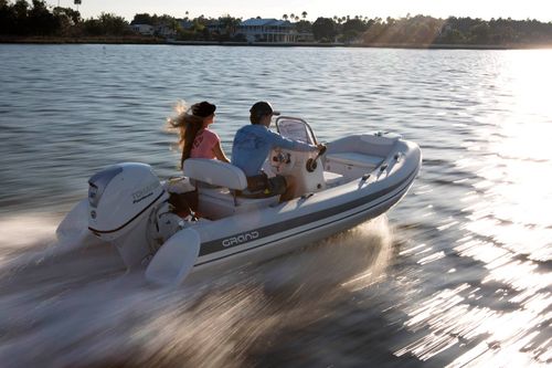 סירה מתנפחת חצי קשיחה RIB (פיברגלס) עם מנוע YAMAHA F30 הגה ומושבים  GRAND S470NL