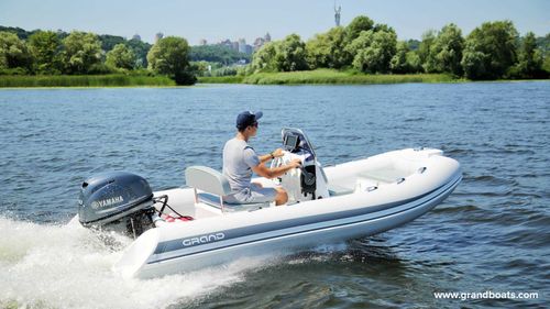 סירה מתנפחת חצי קשיחה RIB (פיברגלס) עם מנוע YAMAHA F30 הגה ומושבים  GRAND S470NL