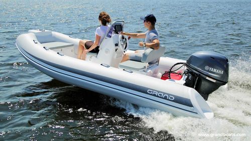 סירה מתנפחת חצי קשיחה RIB (פיברגלס) עם מנוע YAMAHA F30 הגה ומושבים  GRAND S470NL