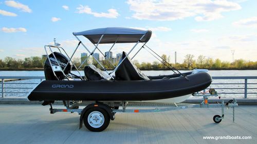 סירה מתנפחת חצי קשיחה RIB (פיברגלס) עם מנוע YAMAHA F30 הגה ומושבים  GRAND S470NL