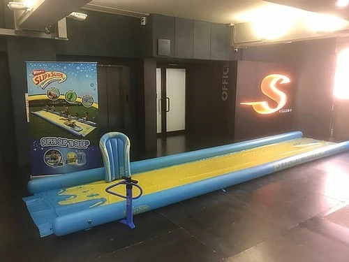  להשכרה משטח החלקה ענק באורך 7.62 מטר.