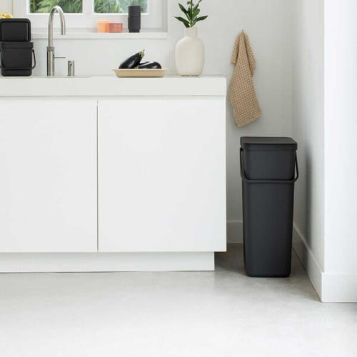 פח אשפה מפלסטיק 40 ליטר, אפור כהה Brabantia