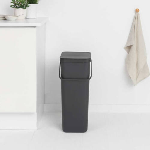 פח אשפה מפלסטיק 40 ליטר, אפור כהה Brabantia