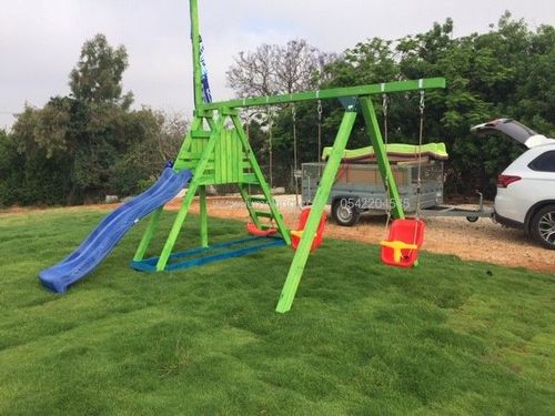 מגלשה ונדנדות משולבות